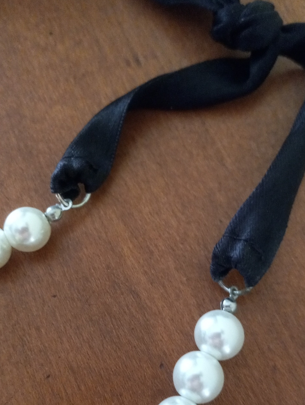 Chic White Pearl Beaded Choker Statement Necklace Black Ribbon Closure - Picture 5 of 6